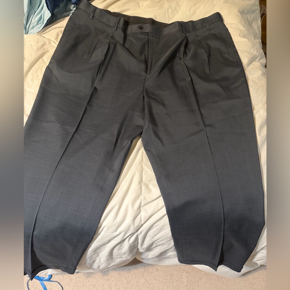 Men’s Savane Classic Pleated Dress Pants in Charcoal